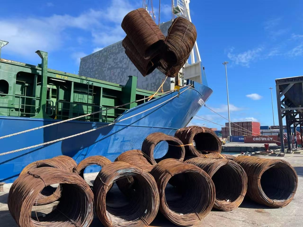 Primer barco de alambrón del año que acaba de llegar a Dominica